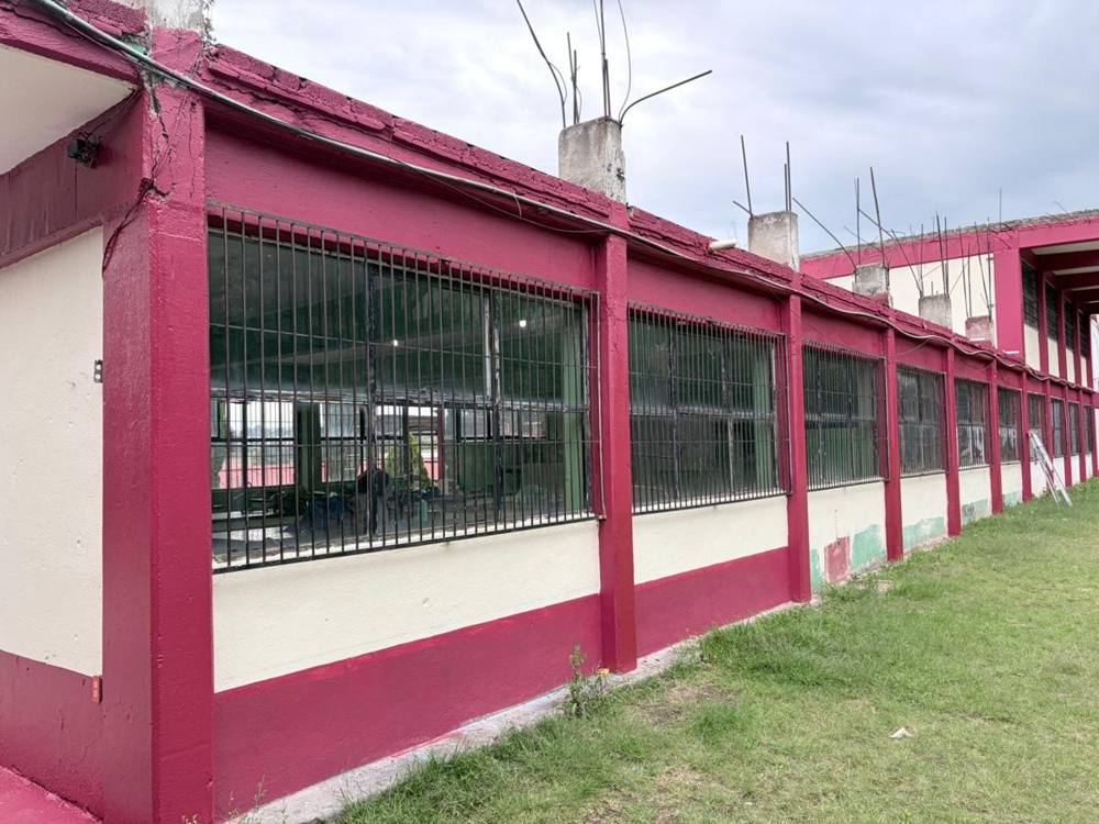 Fachada de aulas, vinílica en muros y esmalte en marcos