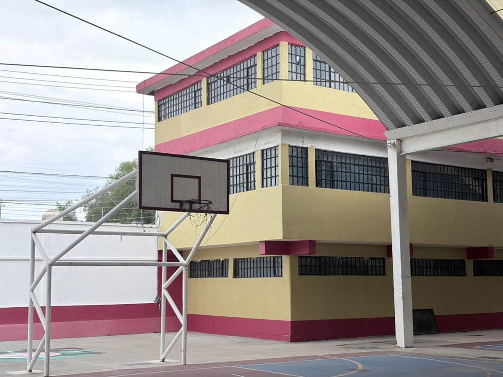 Plaza cívica y edificio de dos niveles