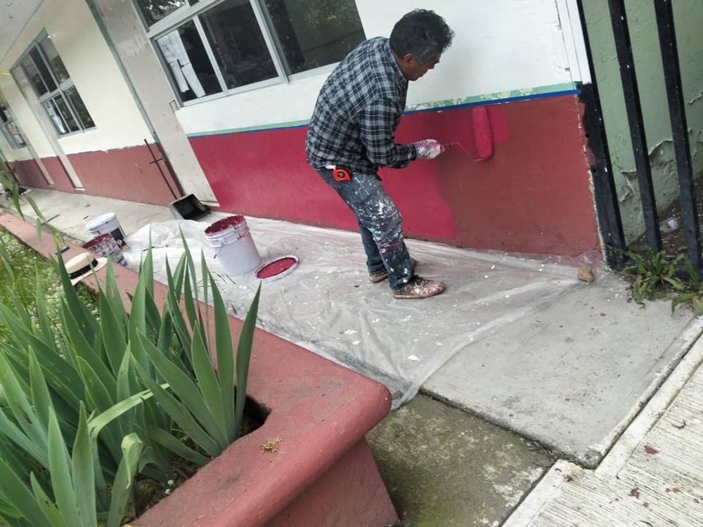 Aplicación de esmalte en zoclo y guarnición
