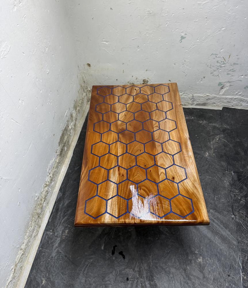 Mesa de centro en parota con celdas hexagonales en resina