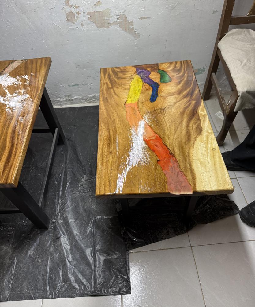 Mesa de centro con veta libre y resina multicolor
