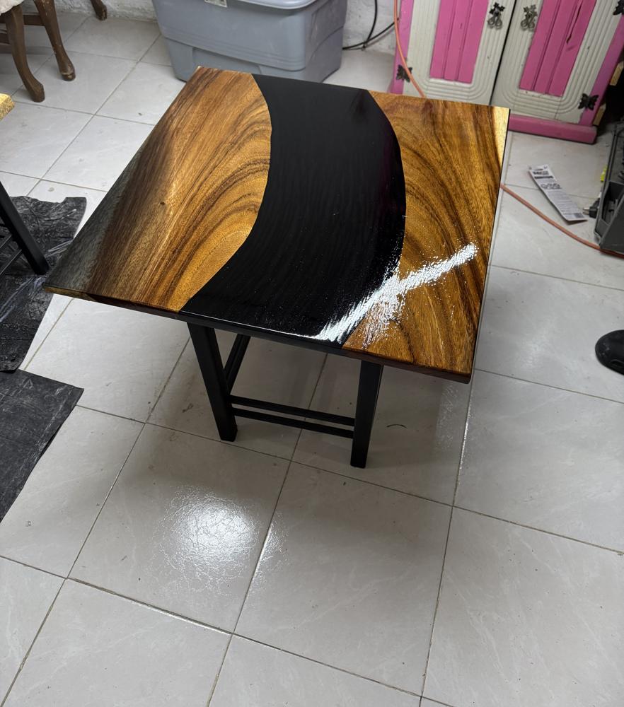 Mesa de centro parota y resina negra