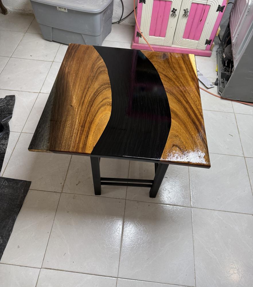 Mesa rectangular, contraste madera y resina negra