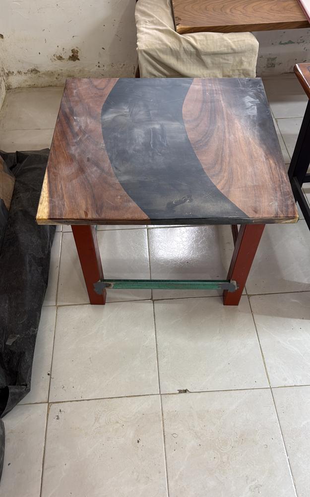 Mesa lateral con resina en tono piedra