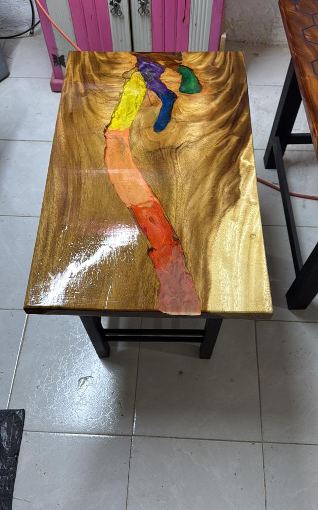 Mesa de centro con resina de colores