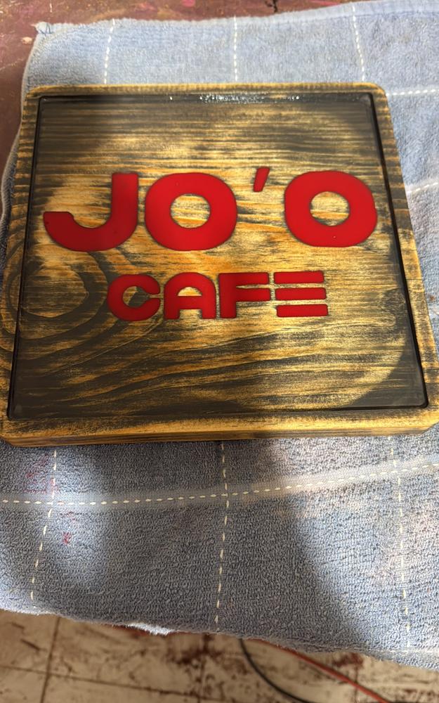 Rótulo en madera con relieve para negocio