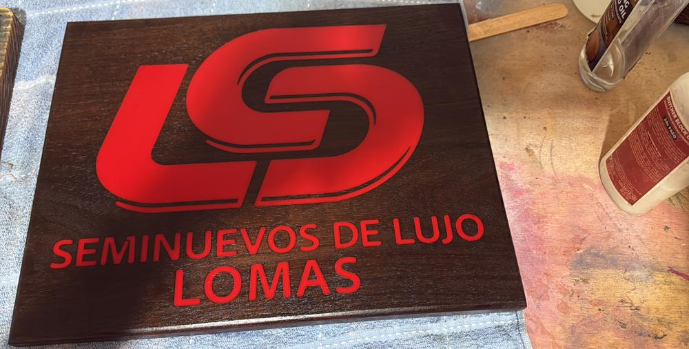 Placa de identidad en madera con letra en relieve